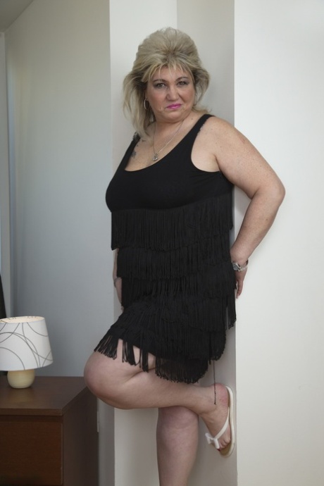 Fat mature woman unleashes her sagging boobs before licking a nipple