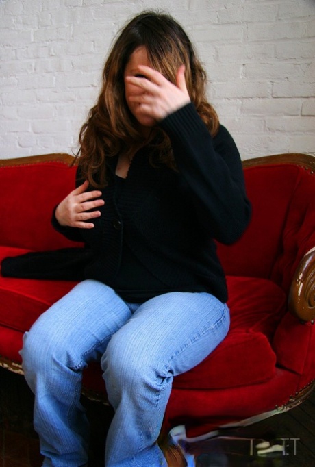 Amateur BBW Lisa Davidson frees her huge boobs from sweater in blue jeans