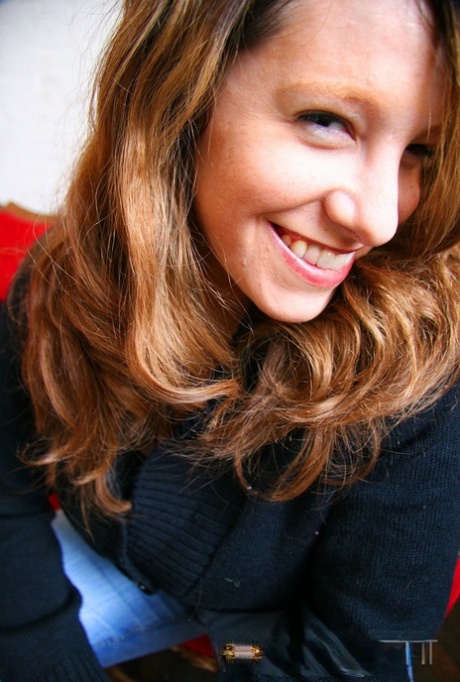 Amateur BBW Lisa Davidson frees her huge boobs from sweater in blue jeans
