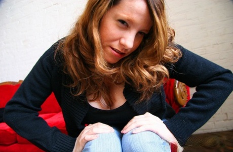 Amateur BBW Lisa Davidson frees her huge boobs from sweater in blue jeans