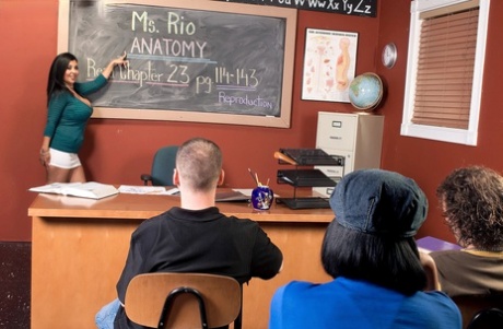 Latina schoolteacher Daylene Rio fucks a student during her ESL class