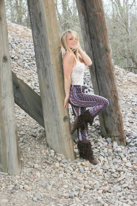 Blond amateur Meet Madden frees her ass from tight pants while posing outdoors