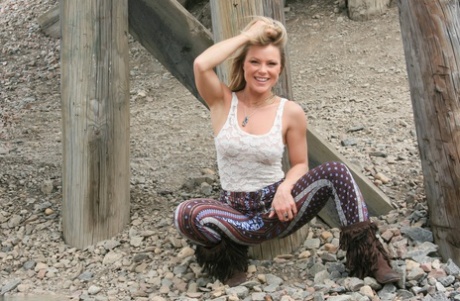 Blond amateur Meet Madden frees her ass from tight pants while posing outdoors
