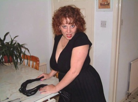 British amateur Curvy Claire sticks a banana in her asshole during pussy play