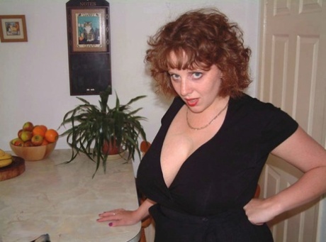 British amateur Curvy Claire sticks a banana in her asshole during pussy play