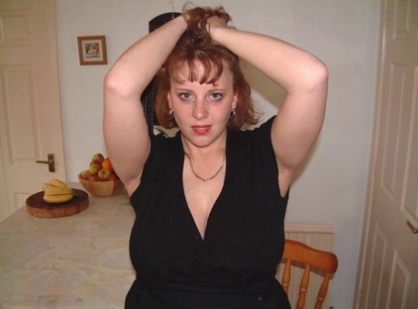 British amateur Curvy Claire sticks a banana in her asshole during pussy play