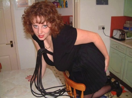 British amateur Curvy Claire sticks a banana in her asshole during pussy play