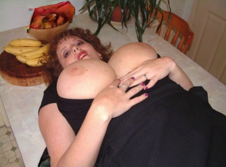 British amateur Curvy Claire sticks a banana in her asshole during pussy play