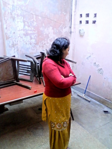 Plump Indian wife uncovers large breasts before showing her fat ass