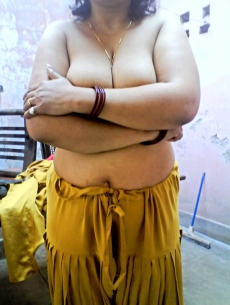 Plump Indian wife uncovers large breasts before showing her fat ass