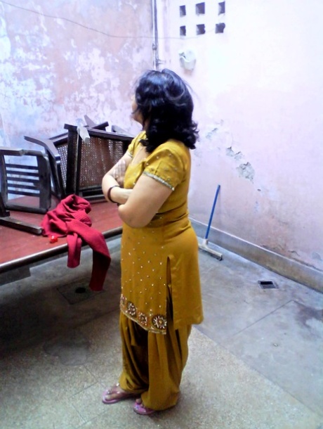 Plump Indian wife uncovers large breasts before showing her fat ass