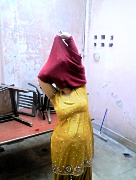 Plump Indian wife uncovers large breasts before showing her fat ass