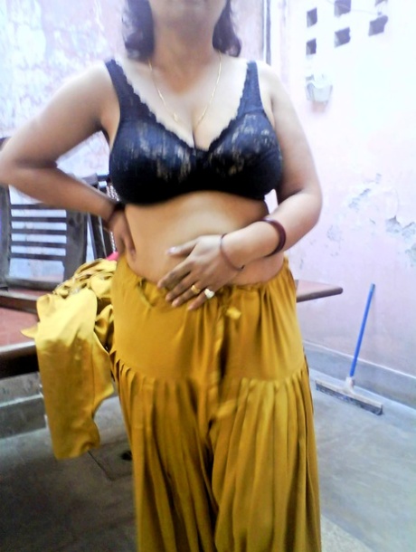 Plump Indian wife uncovers large breasts before showing her fat ass