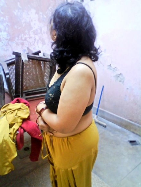Plump Indian wife uncovers large breasts before showing her fat ass