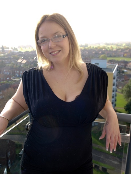 Overweight amateur Sindy Bust doffs a black dress while getting naked