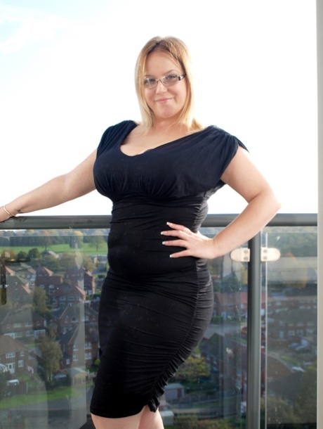 Overweight amateur Sindy Bust doffs a black dress while getting naked