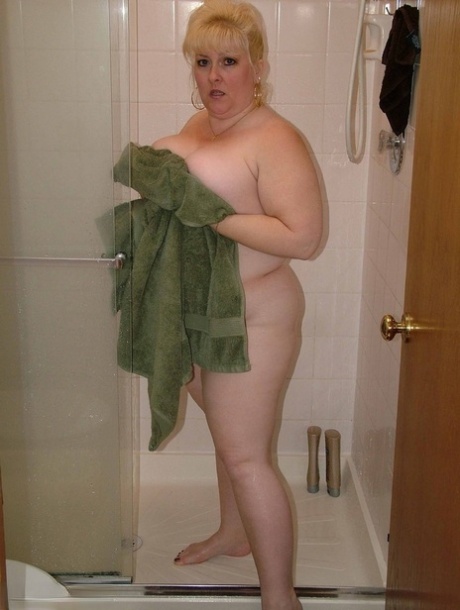 Blonde BBW Taffy Spanx finger spreads her snatch after taking a shower