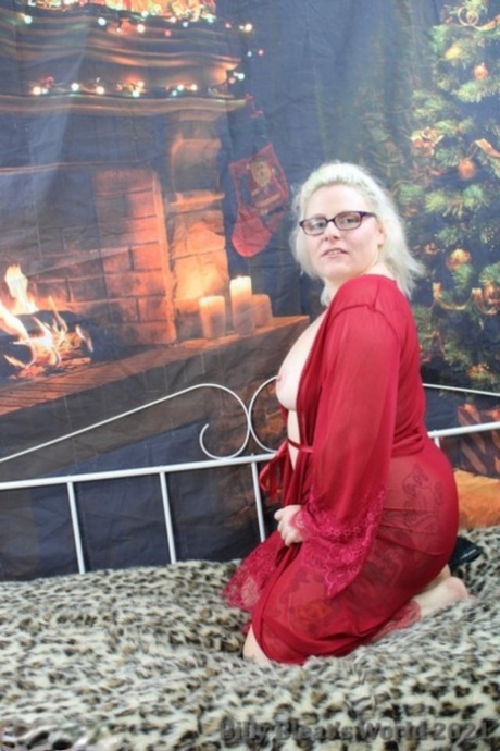 Tattooed UK blonde Mollie Foxxx looses her tits and ass from a red robe