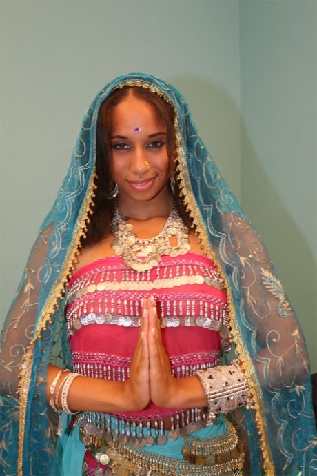 Indian MILF Aurora Jolie hits upon tempting non-nude poses
