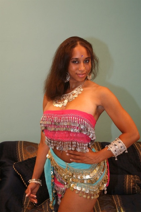 Indian MILF Aurora Jolie hits upon tempting non-nude poses