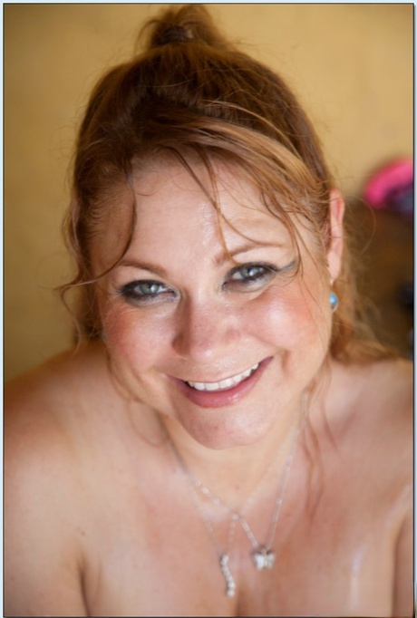 Huge BBW mommy getting her pussy probed with a long shaft