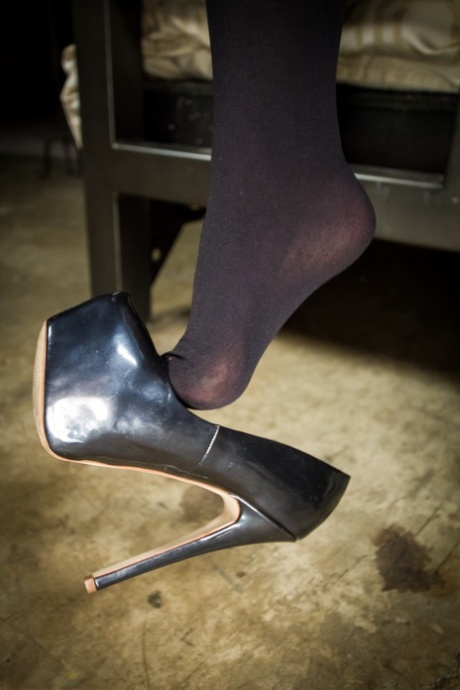 Sexy Beretta James & Dee Williams flaunting sexy feet wearing nylons