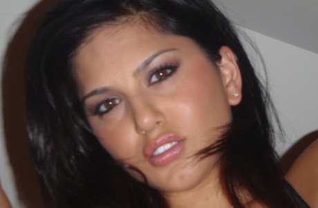 Indian pornstar Sunny Leone shows her big juggs and rubs her pussy in a solo