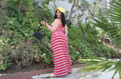 Black haired babe with great juggs Bella Reese gets dicked outdoors