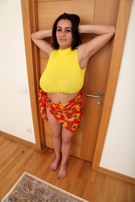 Curvy babe Helen Star unveils her monster boobs while licking an ice-cream