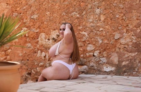 Fat stunner Sara Willis removes her bikini top & shows her giant tits outside