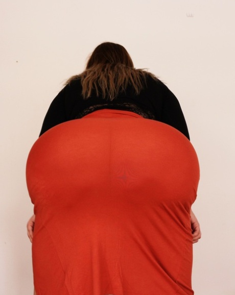 Stunning MILF fatty Natasha Crown flaunting her very big ass in a tight skirt