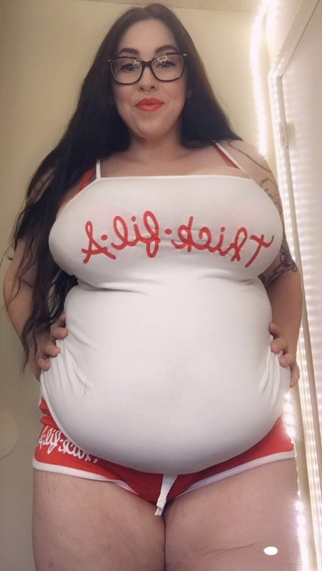 Tattooed fatty Jessie Minx showing off her hanging tits & her big tummy