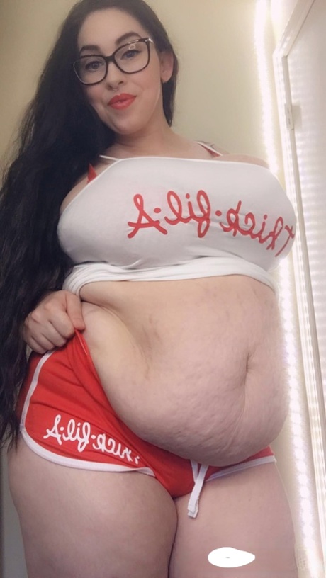 Tattooed fatty Jessie Minx showing off her hanging tits & her big tummy