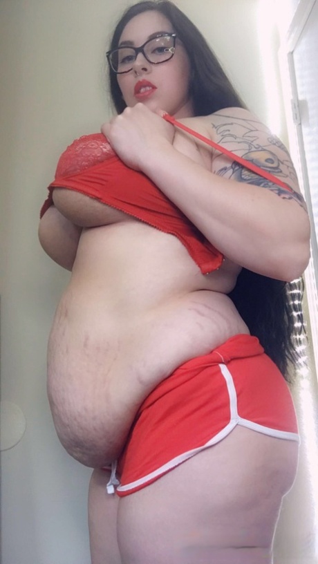 Tattooed fatty Jessie Minx showing off her hanging tits & her big tummy