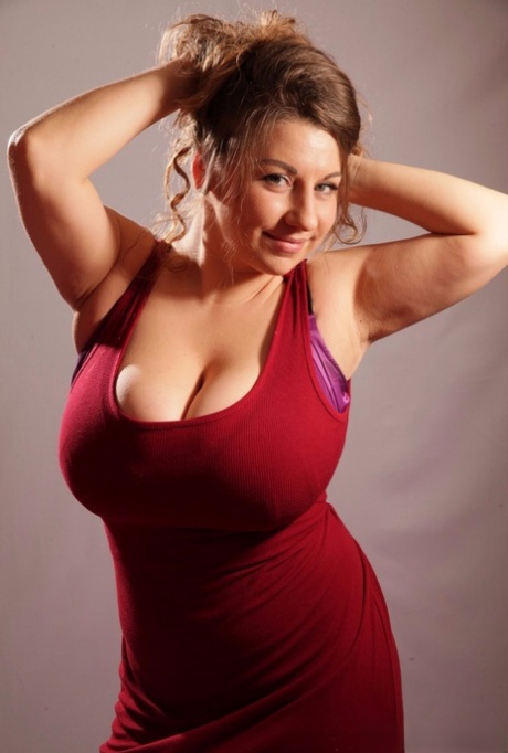 Russian MILF stunner Samanta Lily popping out her massive natural tits