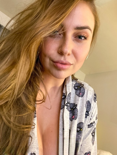 Hot babe Ava Nicks takes selfies of her incredible tits early in the morning
