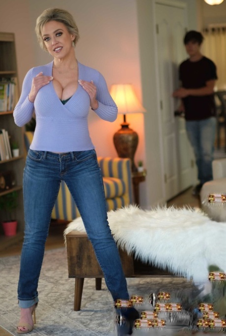 Big boobed MILF Dee Williams receives cunnilingus and gets screwed by a stud