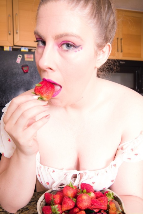 Crazy amateur Lana Del Lust shows her big tits and ass in the kitchen