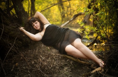 Stunning chubby MILF shows off her gorgeous curves all nude outdoors