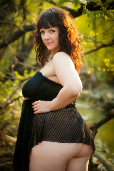 Stunning chubby MILF shows off her gorgeous curves all nude outdoors