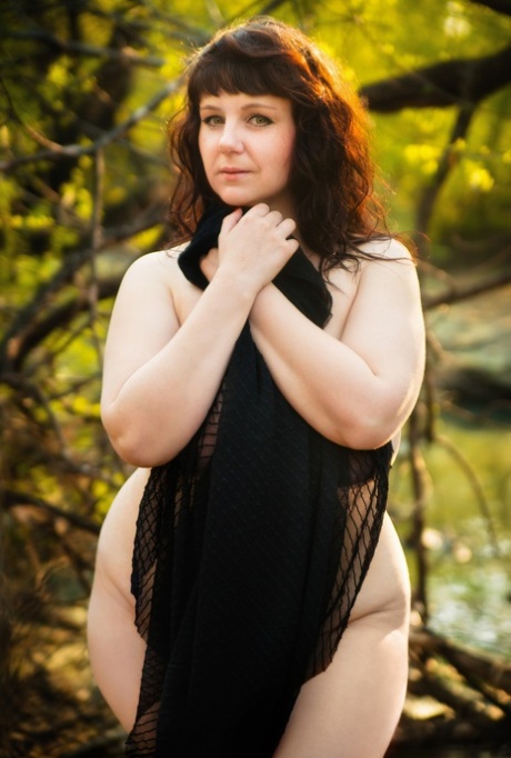 Stunning chubby MILF shows off her gorgeous curves all nude outdoors