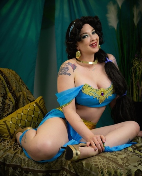 Chubby goddess Leya Falcon flaunts her stunning curves & toys with a dildo