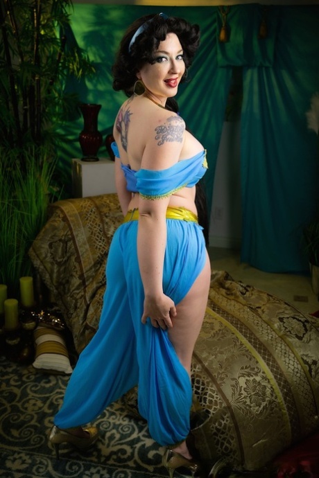 Chubby goddess Leya Falcon flaunts her stunning curves & toys with a dildo