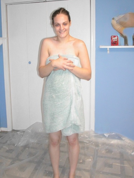 Brunette teen amateur Danni drops her towel and pours oil over her tits