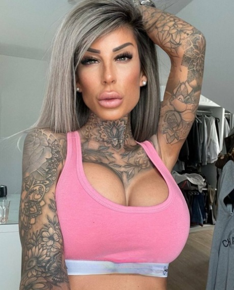 Glamour babe shows off her stunning tattoos and her breathtaking tits