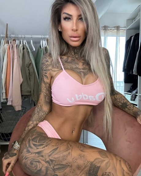 Glamour babe shows off her stunning tattoos and her breathtaking tits