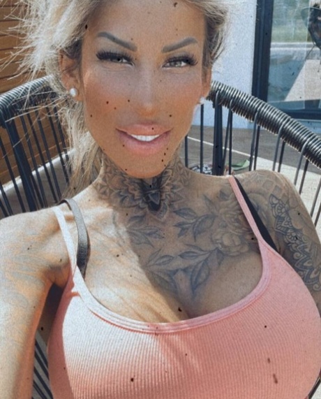 Glamour babe shows off her stunning tattoos and her breathtaking tits