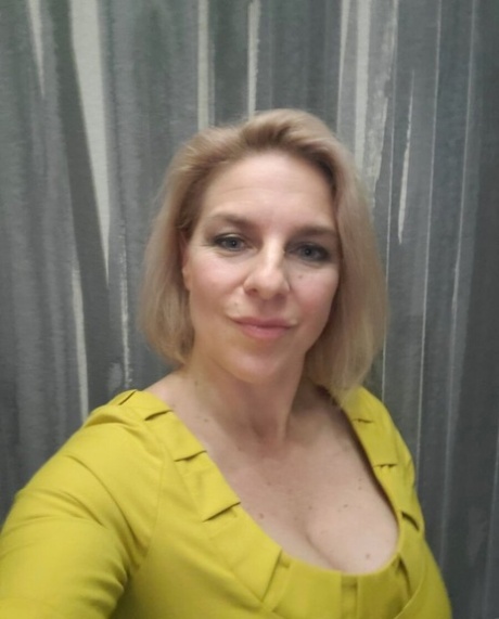 Mature mom posing provocatively in her personal no-makeup compilation