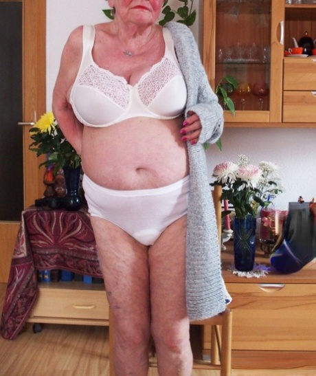 Short-haired granny Oma Geil strips and shows off her big saggy boobs
