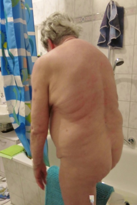 Short-haired granny Oma Geil strips and shows off her big saggy boobs